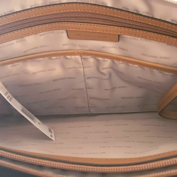 Sold BIG NWT MICHEAL Micheal KORS OF STOCK NWT TRAVEL SIGNATURE JET SET TRAVEL - Picture 4 of 16